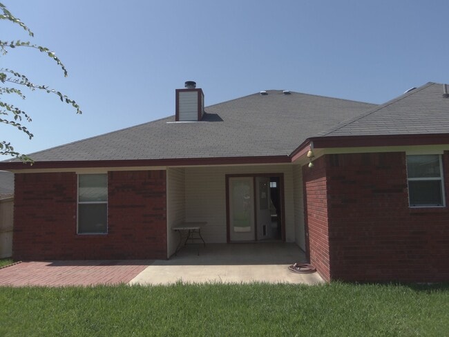 Building Photo - 4 bedroom, 2 bath