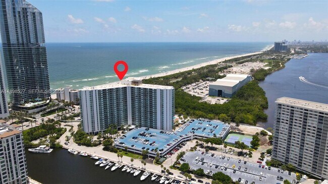 Building Photo - 100 Bayview Dr