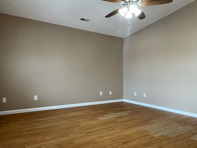 Building Photo - Pun-believable Deal: Stunning 3 Bed/1 Bath...