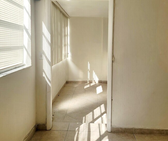 Building Photo - 1333 E Hallandale Beach Blvd