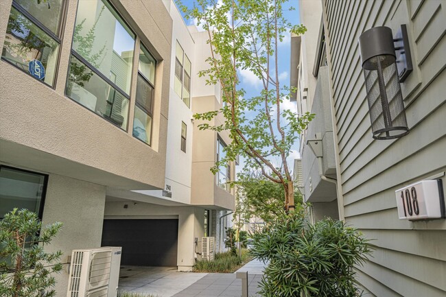 Building Photo - Newer Townhome in Santa Clara!