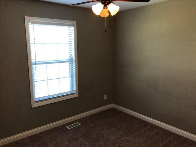 Building Photo - 114 Prairie Bluffs Dr