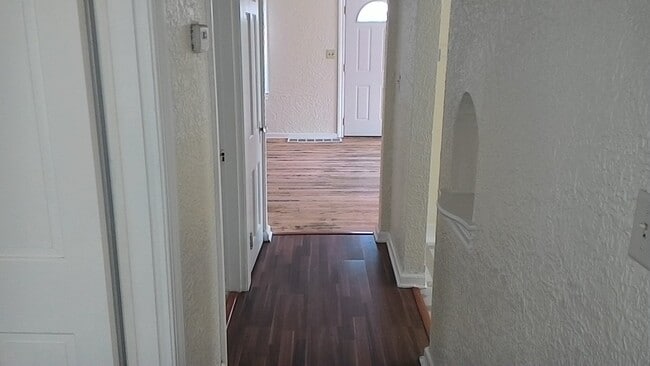 Building Photo - DAYTON, OH - SINGLE HOME - 2 BED, 1 BATH - $825