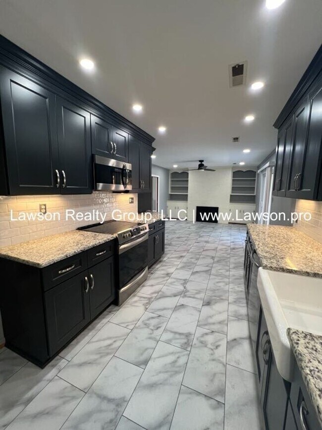 Building Photo - Very Nice & Spacious Home in Hidden Valley Neighborhood - Pet Friendly!