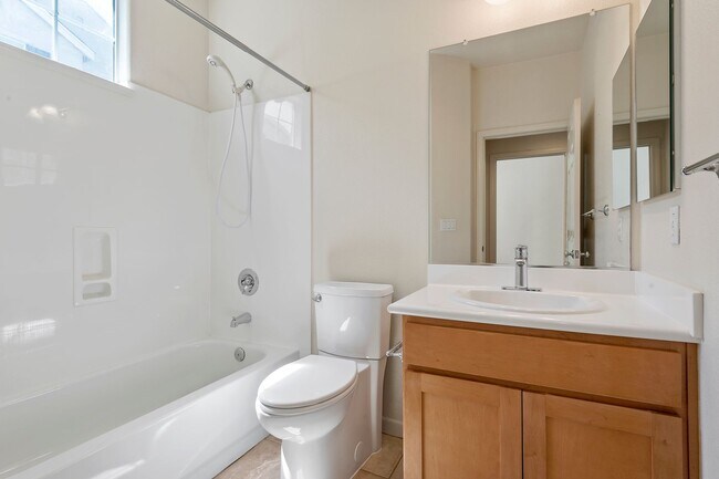 Building Photo - Spacious Tri-Level Home - Great Downtown S...