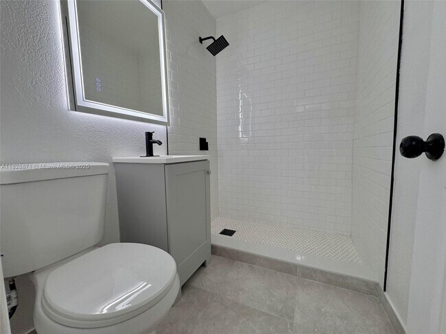 Building Photo - 541 E 38th St