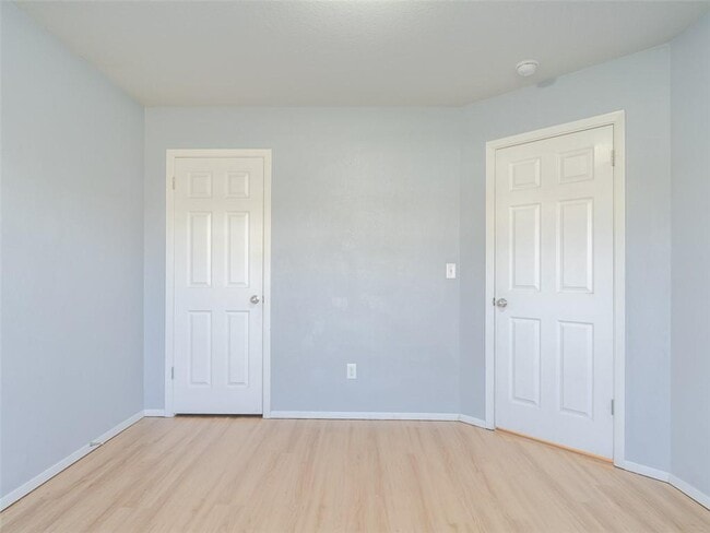 Building Photo - 904 SW Green World St