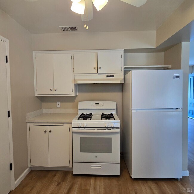 Building Photo - 102 Lassen Cir