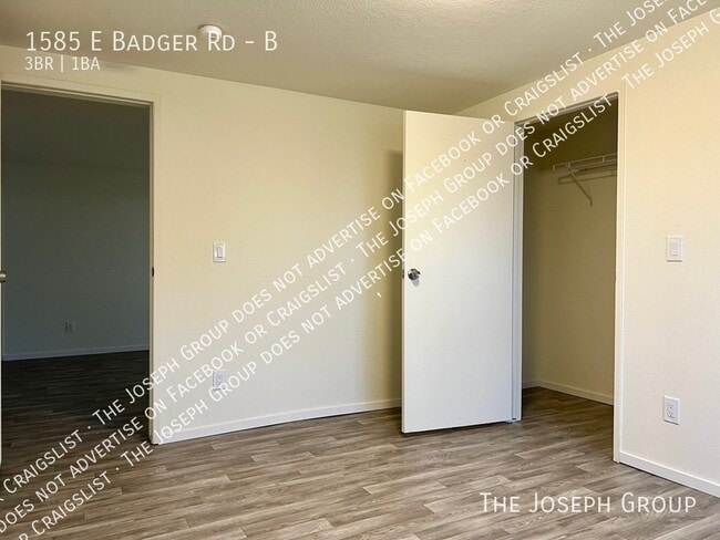 Building Photo - 1585 E Badger Rd