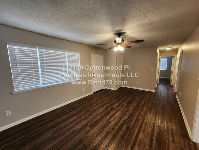 Building Photo - 2109 Cottonwood Pl