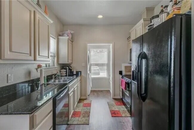 Building Photo - "Spacious 3-Bedroom Duplex with Granite To...
