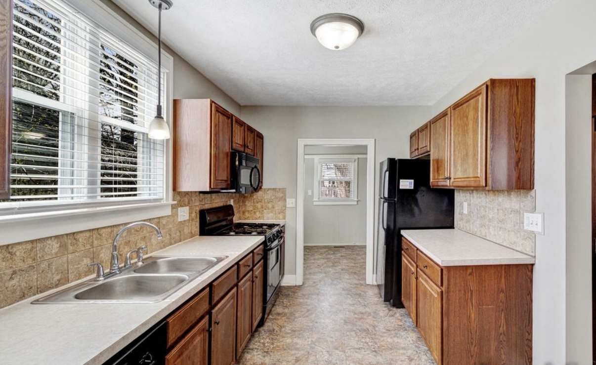 Building Photo - 904 Zeeland Ct NE