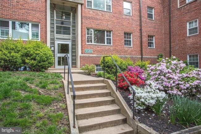 Building Photo - 1320 Fort Myer Dr