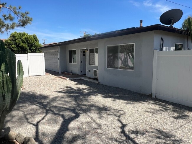 Building Photo - Fully Renovated 2 Bed 1 Bath Home