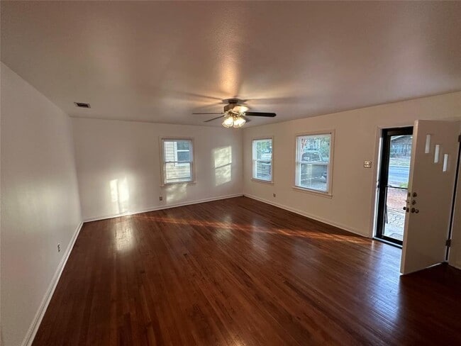 Building Photo - 609 W N Loop Blvd