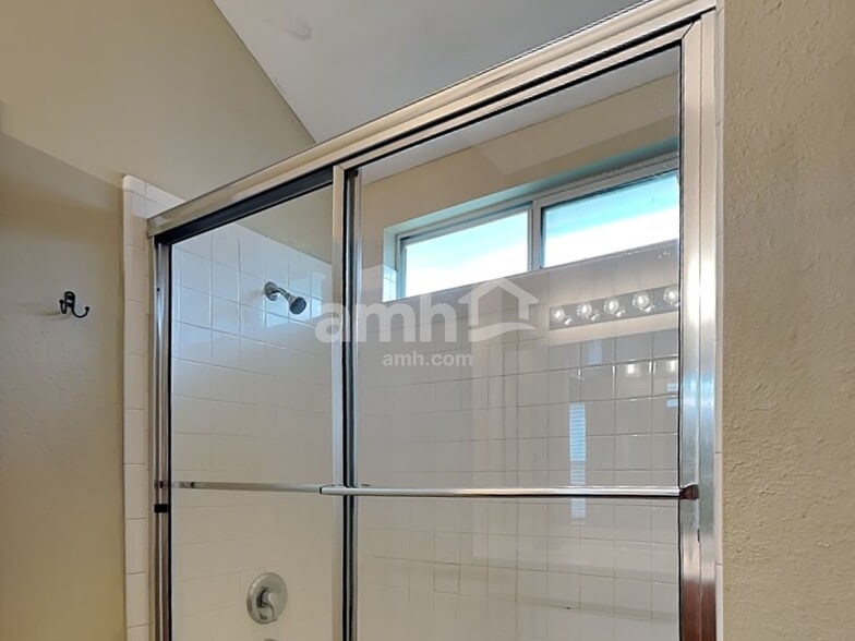 Building Photo - 136 Goddard