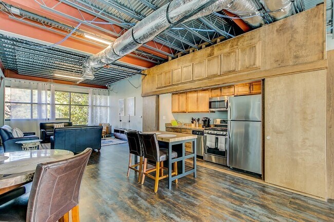 Building Photo - 1006 Houston St