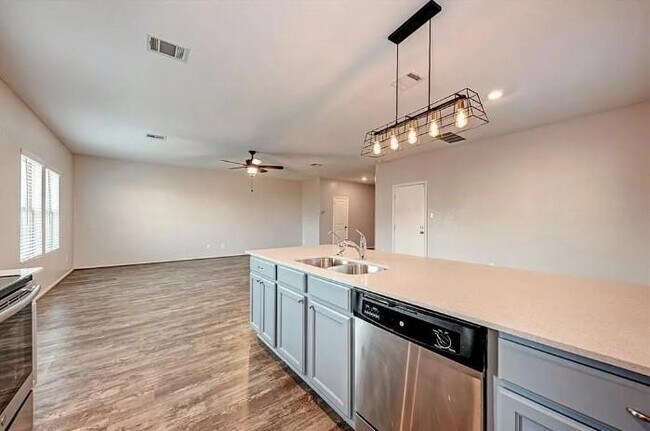 Building Photo - 817 Circle Wy