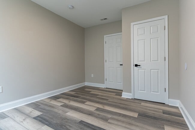 Building Photo - Spacious 6-Bedroom Home – Perfect for Large Families or Groups!