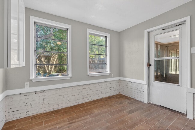 Building Photo - 420 Paradise Rd