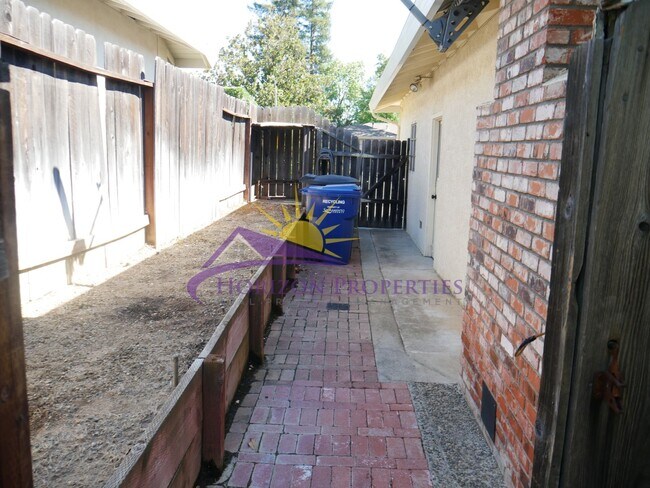 Building Photo - Bright 3 Bed 2 Bath 1,866sqft Carmichael Home with Pool