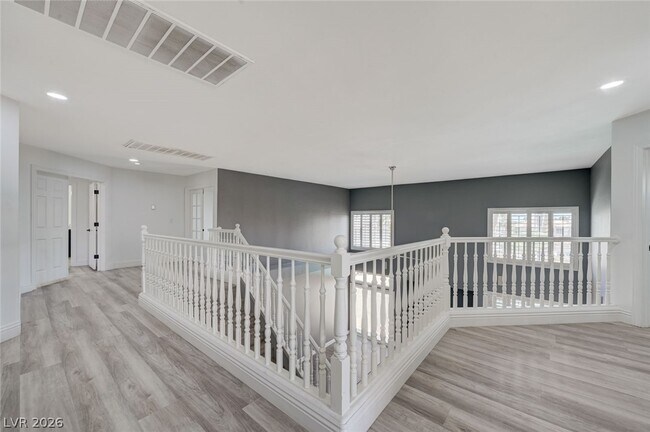 Building Photo - 3800 Beacon Point St