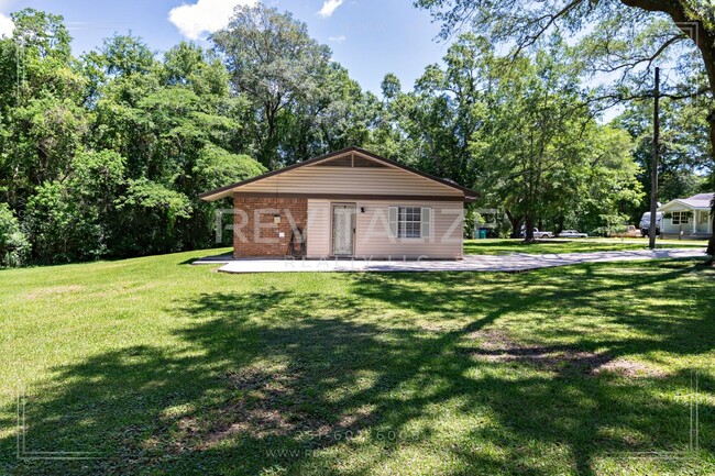 Building Photo - Charming 3 Bedroom/2 Bathroom Home in Sara...