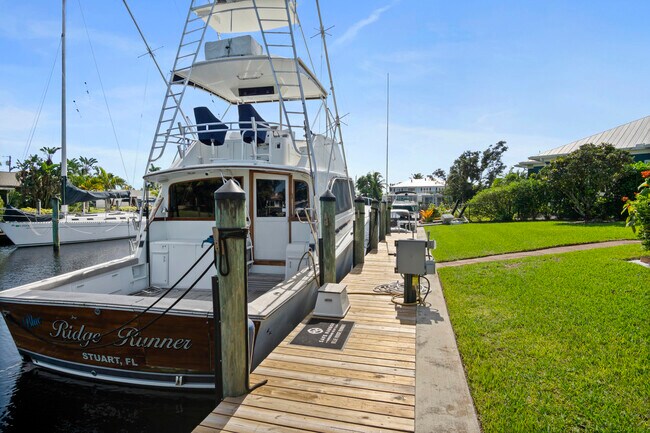 Building Photo - 1360 SW Albatross Way