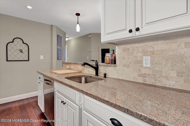 Building Photo - 13 Racquet Rd