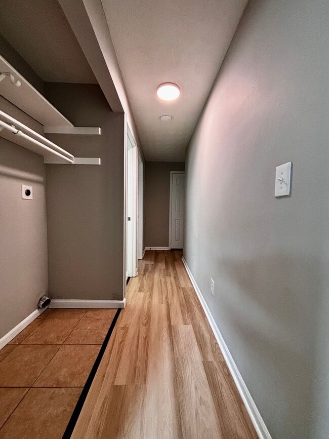 Building Photo - Renovated 2 bedroom in peaceful Englewood ...