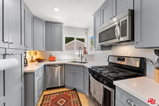 Building Photo - 1338 Montecito Cir