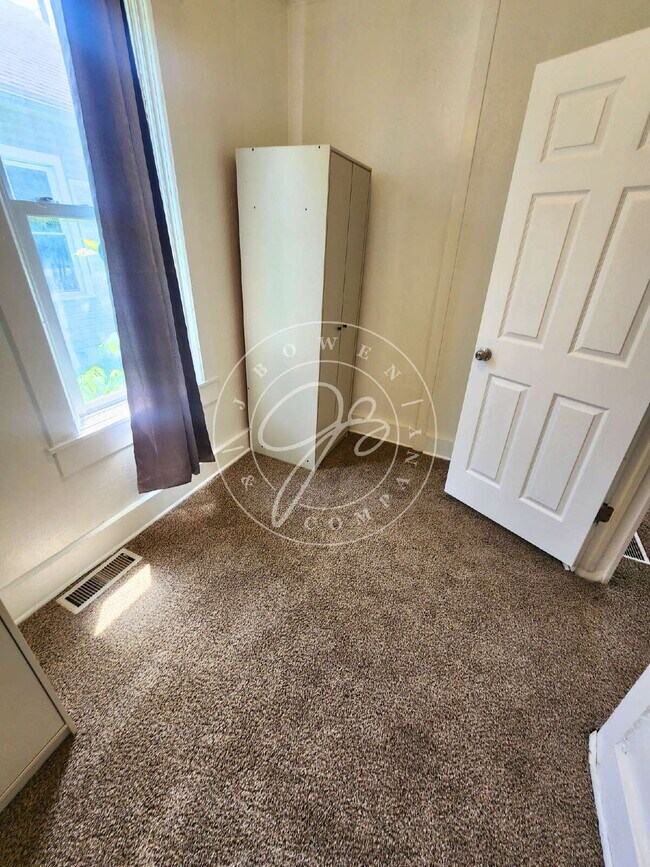 Building Photo - 2 Bedroom | 1 Bathroom | Fenced Yard | Detached Garage