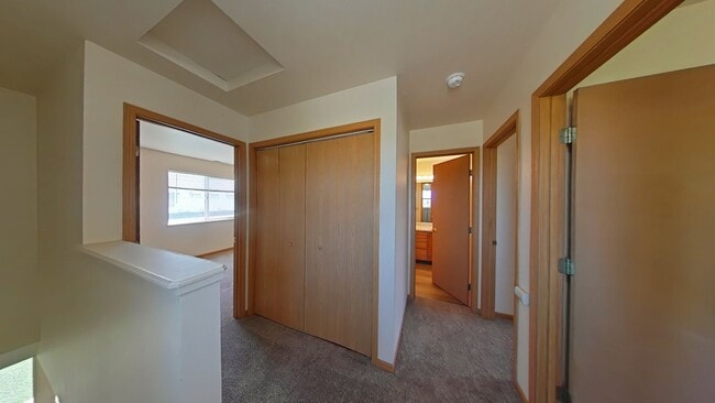 Building Photo - Townhouse-style End unit 3BD, 1.5 BA with attached garage