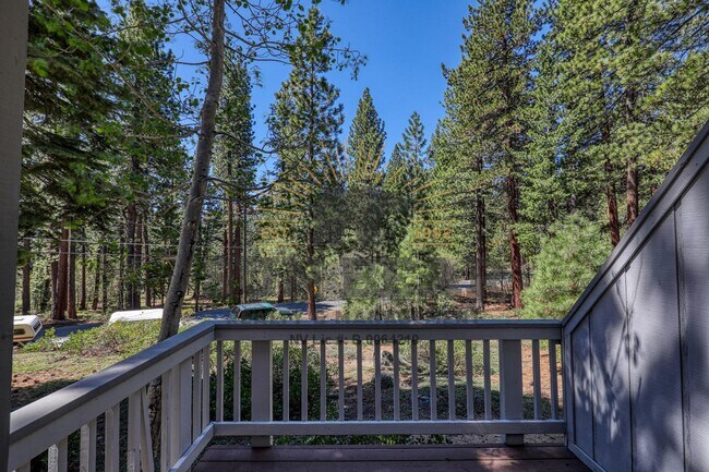 Building Photo - Gorgeous Condo in Central Incline - Dog fr...