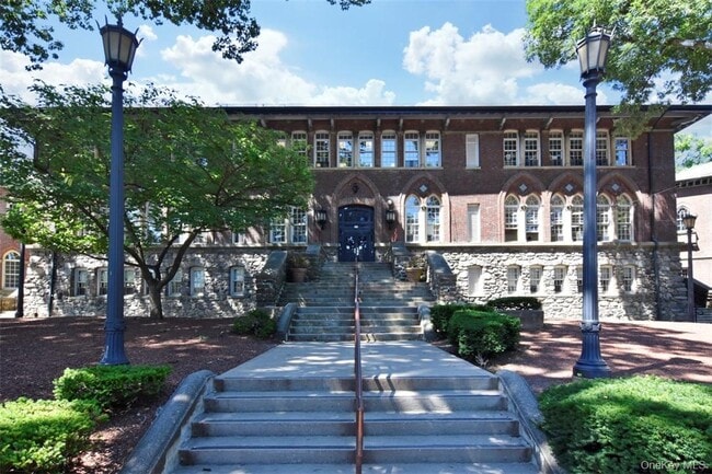 Building Photo - 506 Siwanoy Pl
