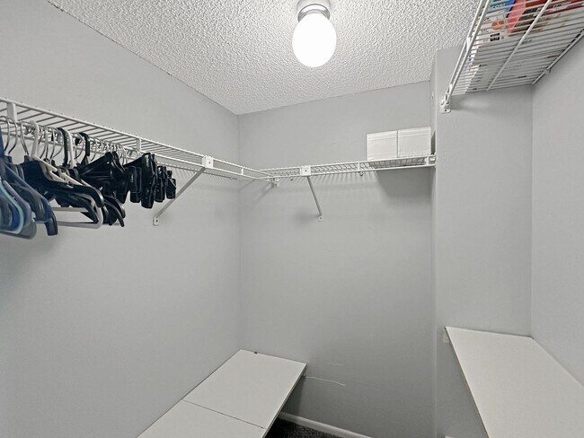 Building Photo - 535 Oaks Dr