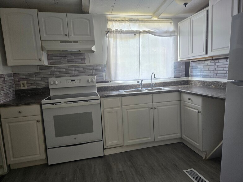 Primary Photo - 9928 8th Ave