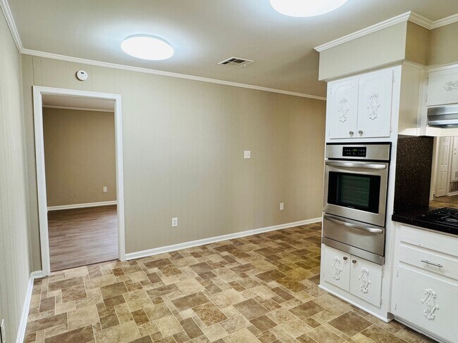Building Photo - Room to Roam, Comfort to Stay — This Updat...