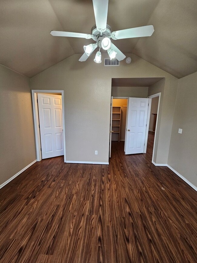 Building Photo - (3) Bed/(2) Bath in S Moore Avail NOW! Pet...