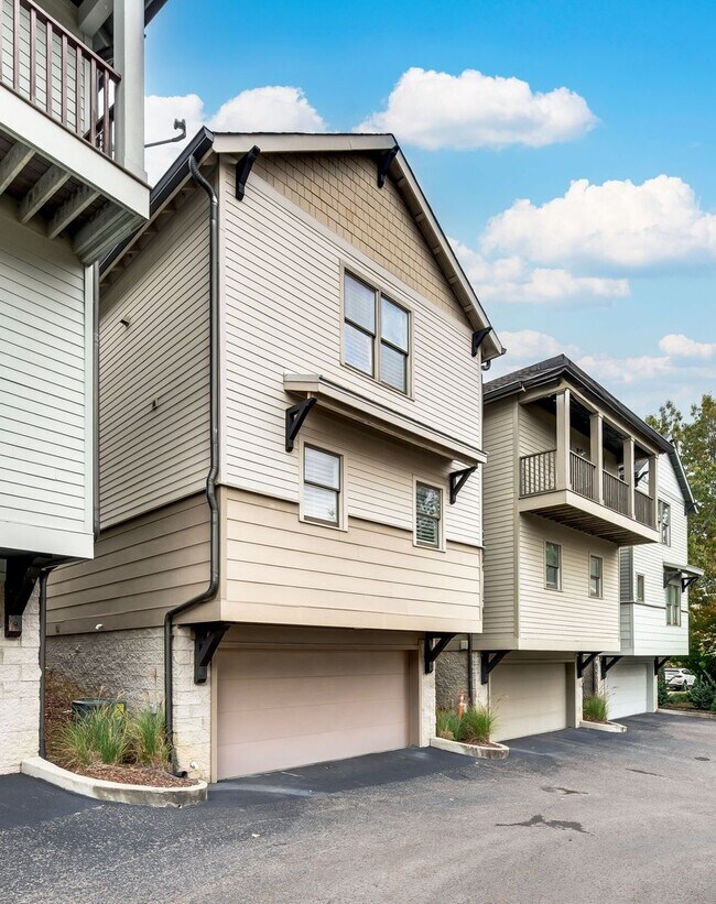 Building Photo - Awesome 3BR/3.5BA Craftsman Cottage in Che...