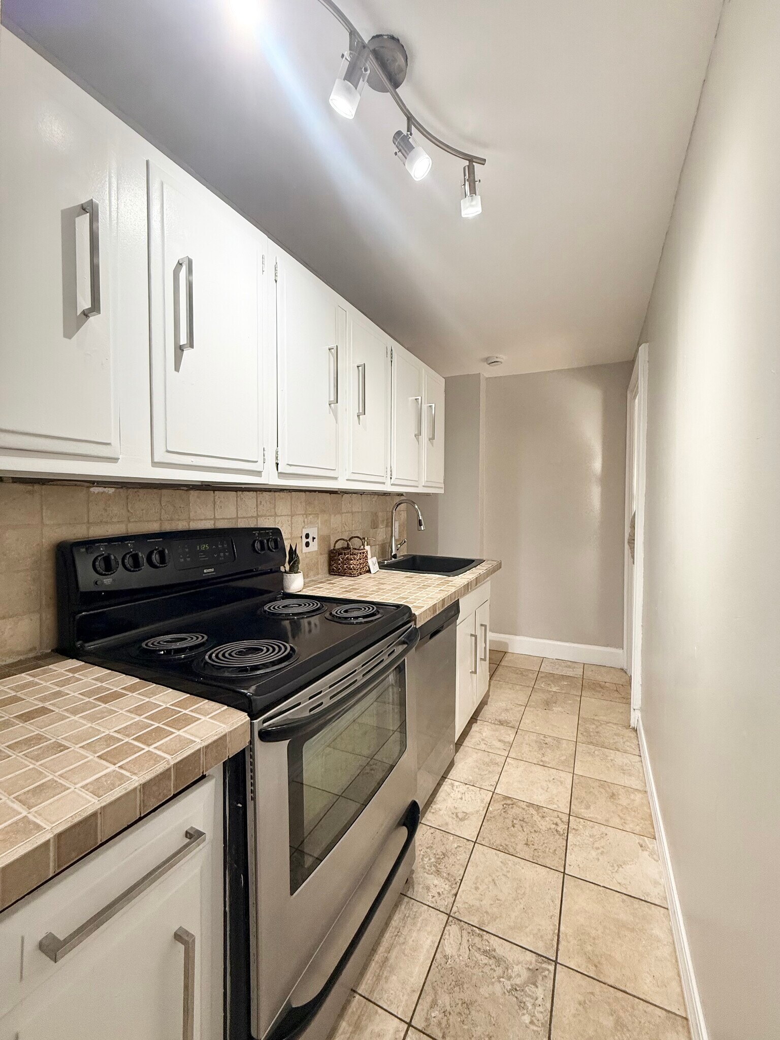 Building Photo - 34 Mattoon St