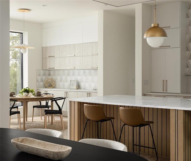 Building Photo - 2401 Oakhaven Cir