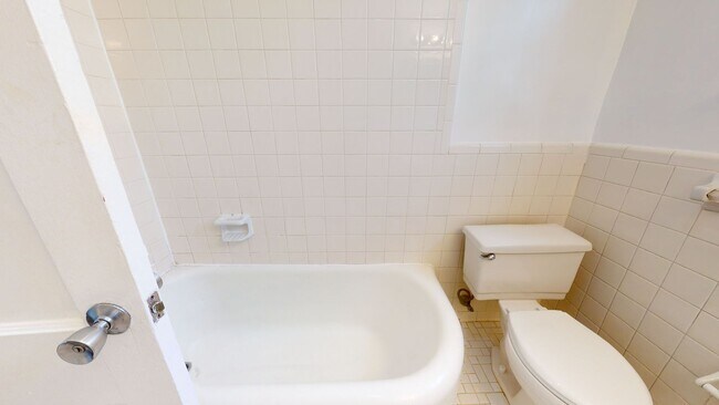 Building Photo - MacArthur Park One Bedroom W/Off Street Pa...