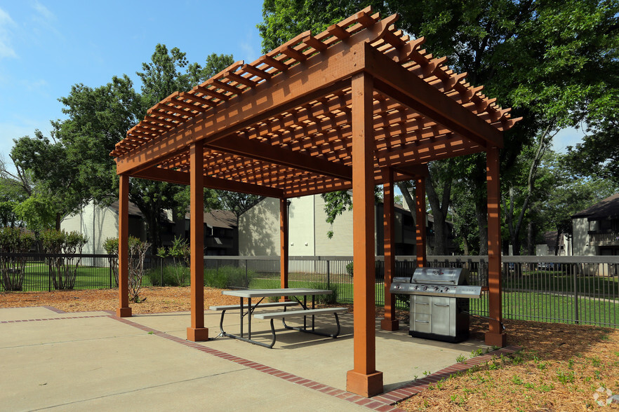 Picnic Area - The Park at Forest Oaks