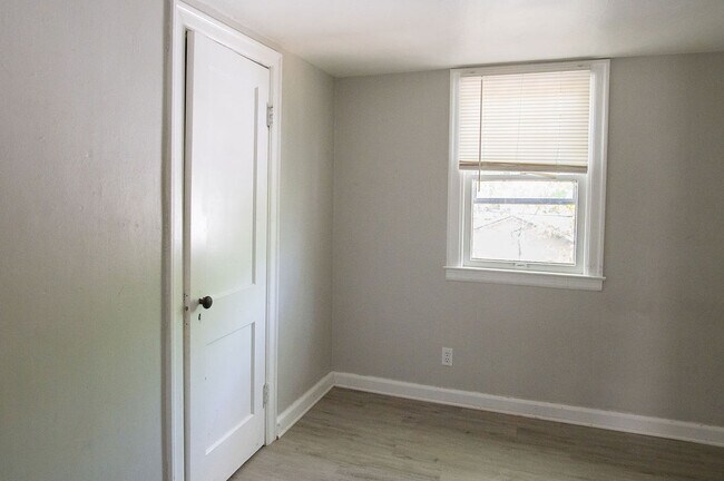 Building Photo - 331 Sandhurst Dr