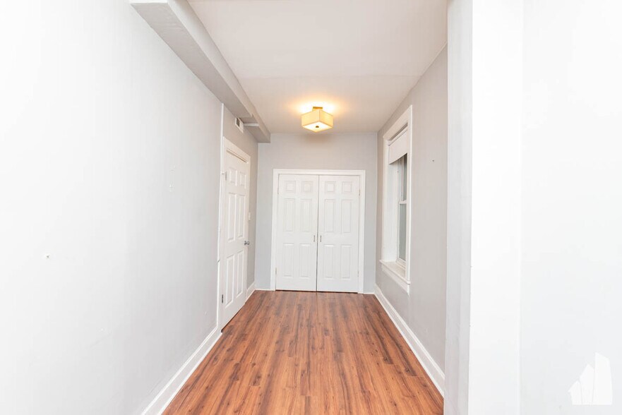 Building Photo - 848 N Wood St