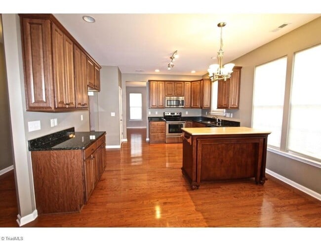 Building Photo - 4 Bedroom, 3 Bath Home for Rent in Kinderton