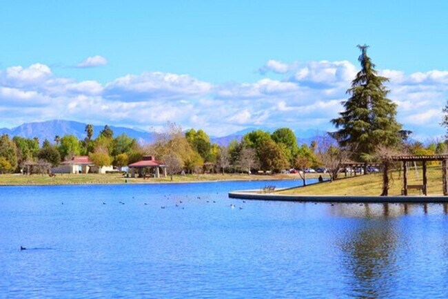 Building Photo - Luxurious Lake Balboa Home with Athletic A...