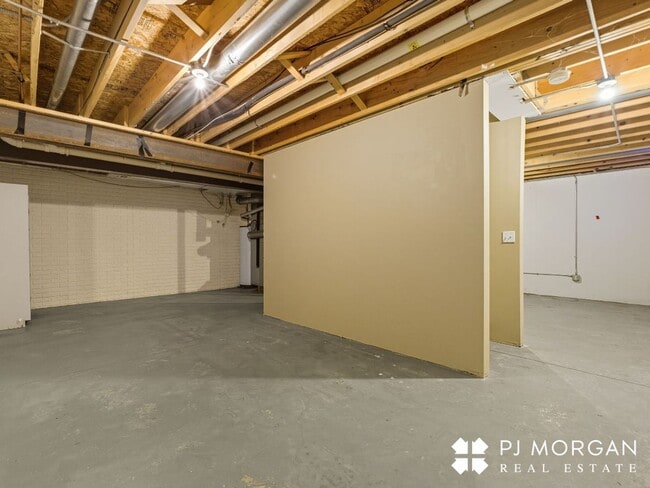 Building Photo - 3 Bedroom, 3 Bathroom - Available Immediately
