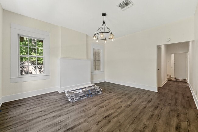 Building Photo - 610 W 35th St